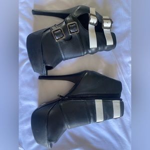 Size 7 heels never worn